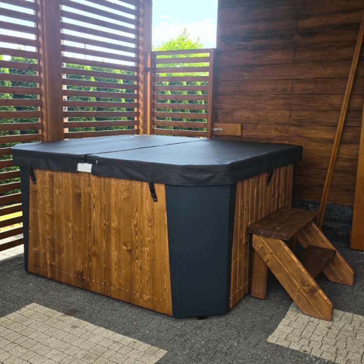 Stabilne schodki do jacuzzi KURU ułatwiają bezpieczne wejście i wyjście