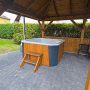 Solidny kompozytowy wkład jacuzzi KURU zapewnia trwałość, estetykę i łatwe utrzymanie czystości