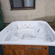 Wkład z grubego kompozytu w jacuzzi KURU gwarantuje wygodę i wieloletnie użytkowanie