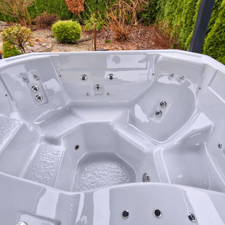 Ergonomiczne jacuzzi ogrodowe KURU – poprawia krążenie i wzmacnia odporność organizmu