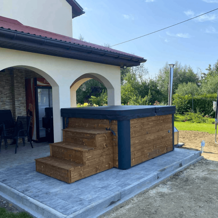 Jacuzzi kwadratowe MAX KONG 215x215 cm w ogrodzie – nowoczesne całoroczne spa ogrodowe