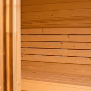 Solidne wykończenie wnętrza jasnym świerkiem – komfort i naturalny klimat sauny