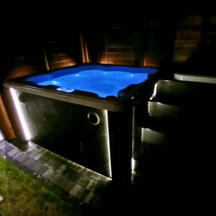 Jacuzzi kwadratowe 210x210 cm pod wiatą kompleksu SPA – 40 dysz masażu