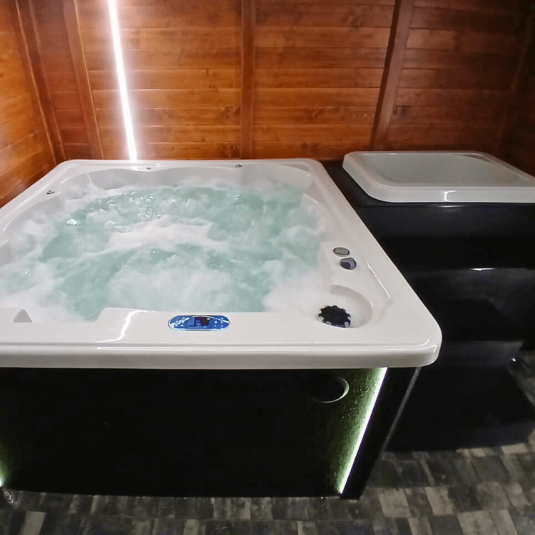 Jacuzzi z fontanną i ozonatorem wody w luksusowej wiacie SPA