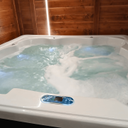 Panel dotykowy do sterowania hydromasażem i aromaterapią w jacuzzi
