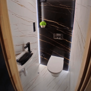 W pełni wyposażona łazienka w kompleksie SPA: toaleta geberit, umywalka i lustro