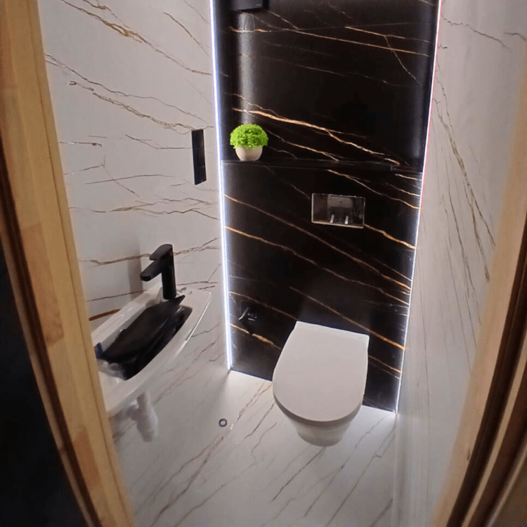 W pełni wyposażona łazienka w kompleksie SPA: toaleta geberit, umywalka i lustro