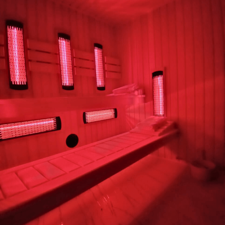 Wnętrze sauny w kompleksie SPA: ławki z drewna abachi i świerk skandynawski.