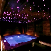 Nowoczesna bryła SPA Mokko po zmroku – system oświetlenia zewnętrznego
