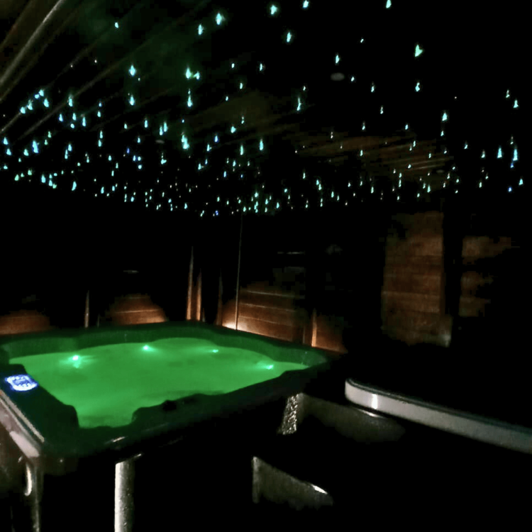 Widok na front kompleksu SPA 8,5 x 2,2 m – luksusowe rozwiązanie do ogrodu.