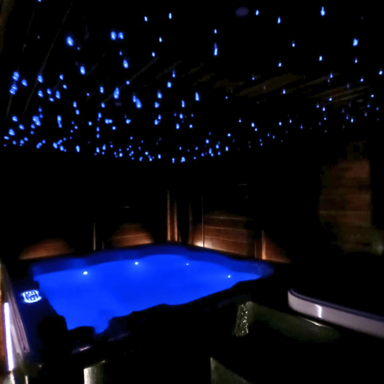 Kompleks wellness premium z zadaszoną wiatą i oświetleniem LED.
