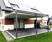 Pergola Palermo 7×4 z tkaninowym zadaszeniem i konstrukcją aluminiową przyścienną — nowoczesne zadaszenie tarasu