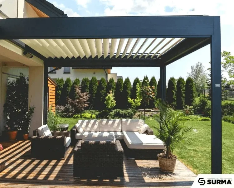 Pergola z lamelami dachowymi – eleganckie sterowanie światłem i wentylacją przestrzeni tarasu