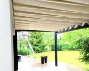 Pergola Verona 3×6 w naturalnym ogrodzie – szerokie ujęcie całej przestrzeni outdoor