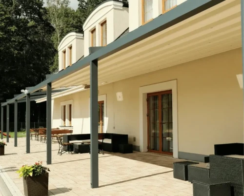 Pergola Portofino 2,6×6 z tekstylnym zadaszeniem i przyścienną konstrukcją – idealna dla hotelu lub restauracji