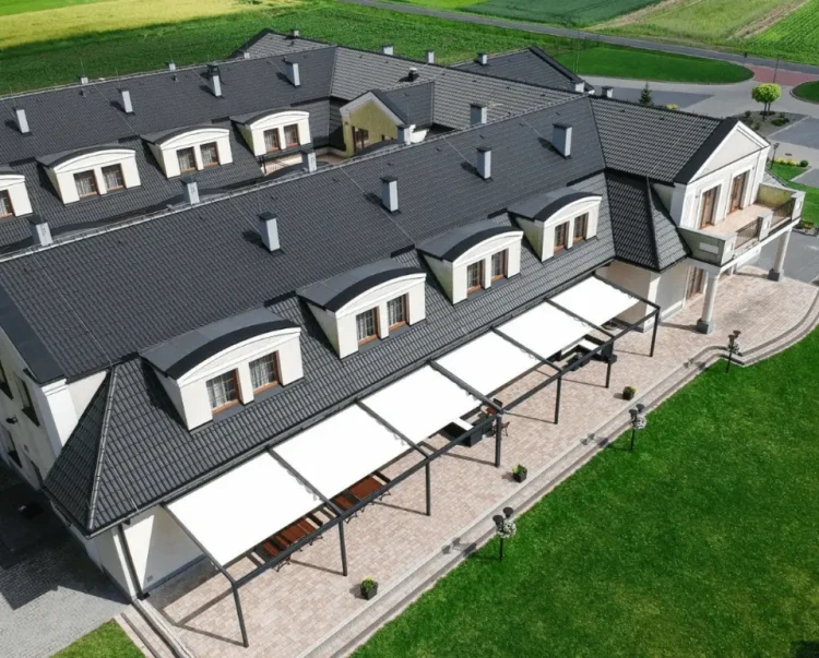 Pergola Portofino 2,6×6 w aranżacji restauracyjnej – funkcjonalna strefa wypoczynkowa dla gości