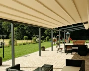 Pergola Portofino 2,6×6 w przestrzeni restauracyjnej – komfortowa ochrona przed słońcem dla gości
