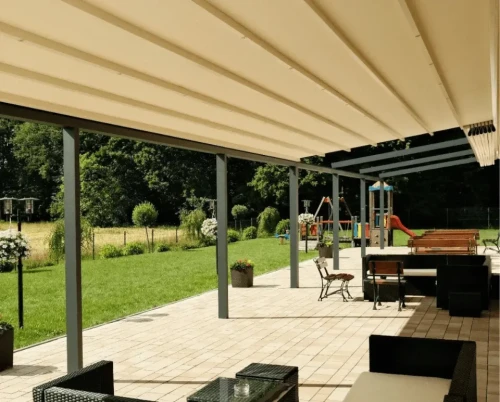 Pergola Portofino 2,6×6 w przestrzeni restauracyjnej – komfortowa ochrona przed słońcem dla gości