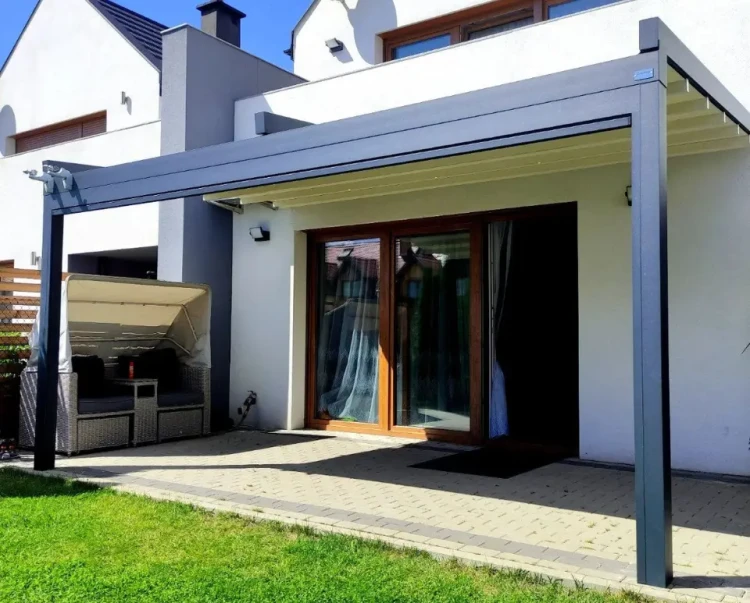 Pergola tarasowa Portofino z podświetleniem LED i screenami ZIP – komfortowa przestrzeń wypoczynkowa
