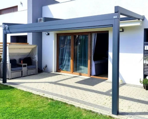 Pergola Portofino z tkaninowym zadaszeniem, roletami screen ZIP i oświetleniem LED – nowoczesne zadaszenie tarasu