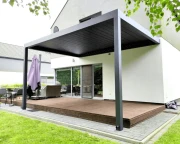 Pergola Toscana z lamelowym zadaszeniem i konstrukcją aluminiową przy ścianie – nowoczesne zadaszenie tarasu