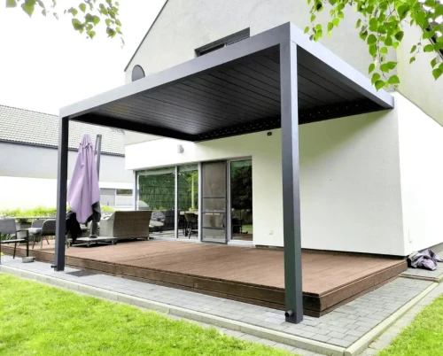 Pergola Toscana z lamelowym zadaszeniem i konstrukcją aluminiową przy ścianie – nowoczesne zadaszenie tarasu