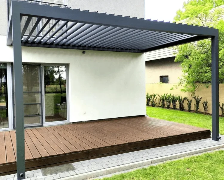 Pergola tarasowa Toscana w ogrodzie – eleganckie zadaszenie z lamelami idealne do strefy wypoczynkowej