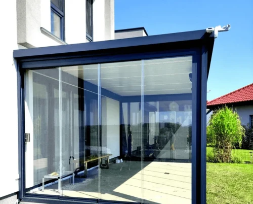 Pergola tarasowa Toscana z lamelowym zadaszeniem i aluminiową konstrukcją przyścienną – nowoczesna ochrona tarasu
