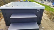 Jacuzzi ogrodowe z systemem hydromasażu – domowe spa pod gołym niebem