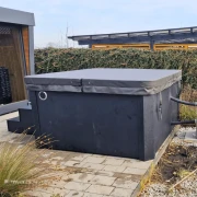 Nowoczesne jacuzzi ogrodowe z hydromasażem – relaks w prywatnej strefie spa na świeżym powietrzu