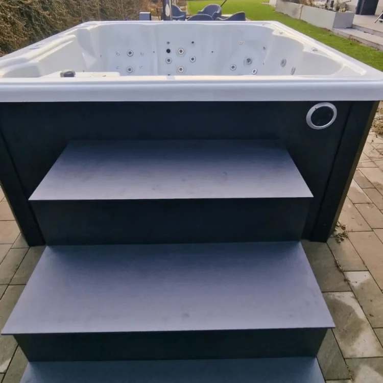 Ogrodowe jacuzzi z hydromasażem – idealne rozwiązanie do relaksu i regeneracji mięśni