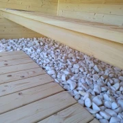 Sauna z dachem jednospadowym i strefą relaksu na zewnątrz