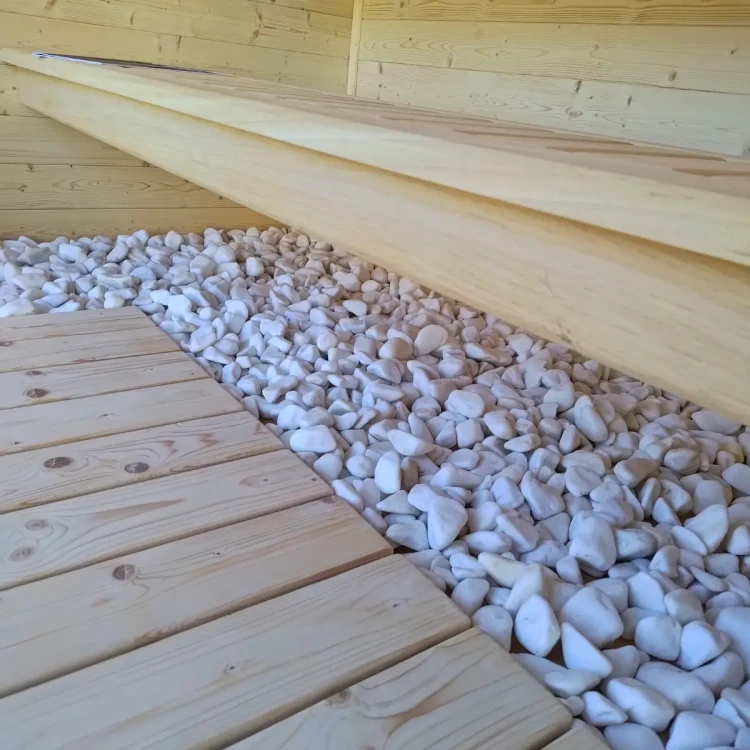Sauna z kamieniami ozdobnymi i strefą relaksu na zewnątrz
