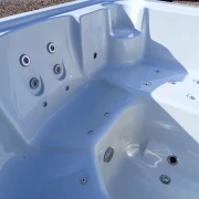 Potężny system 40 dysz masujących w jacuzzi 215x215 cm