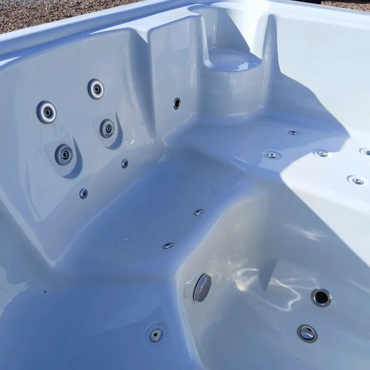 Potężny system 40 dysz masujących w jacuzzi 215x215 cm