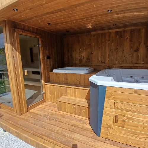 Ekskluzywny moduł SPA 6x2,5 m z wykończeniem z naturalnego drewna, panoramicznym przeszkleniem sauny oraz wbudowaną balią ogrodową i hydromasażem