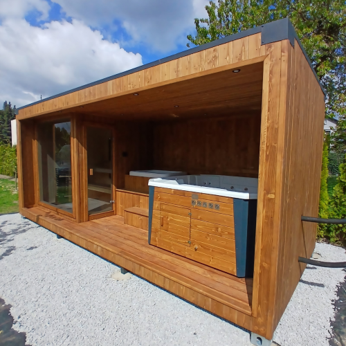 Nowoczesna sauna ogrodowa 6x2,5m z systemem 7 promienników IR, zintegrowanym jacuzzi i balią do morsowania.