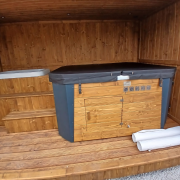 Przemyślana strefa wellness: sauna fińsko-infrared z 7 lampami IR, jacuzzi i strefą morsowania w module 6x2,5m.