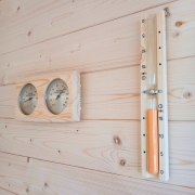 Wyposażenie sauny: wydajny piec 9 kW, system 7 lamp IR, oświetlenie LED i komfortowe ławki z drewna abachi.