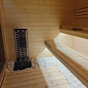 Nastrojowe oświetlenie LED i system 7 lamp IR w saunie ogrodowej – strefa relaksu z jacuzzi i balią.
