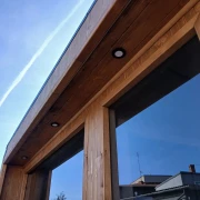 Podświetlenie LED pod ławkami w saunie ogrodowej z systemem 7 lamp IR.