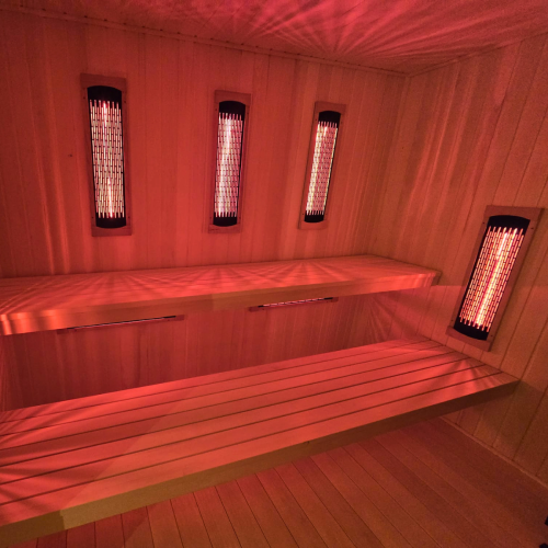 Jacuzzi ogrodowe pod zadaszeniem sauny IR – ochrona przed deszczem i słońcem.