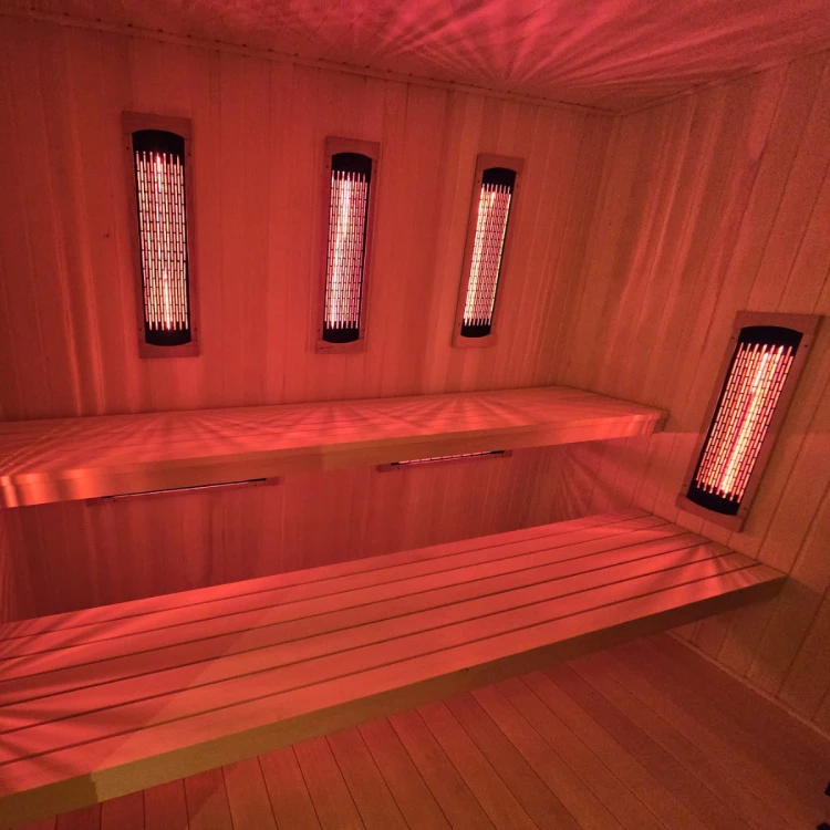 Jacuzzi ogrodowe pod zadaszeniem sauny IR – ochrona przed deszczem i słońcem.