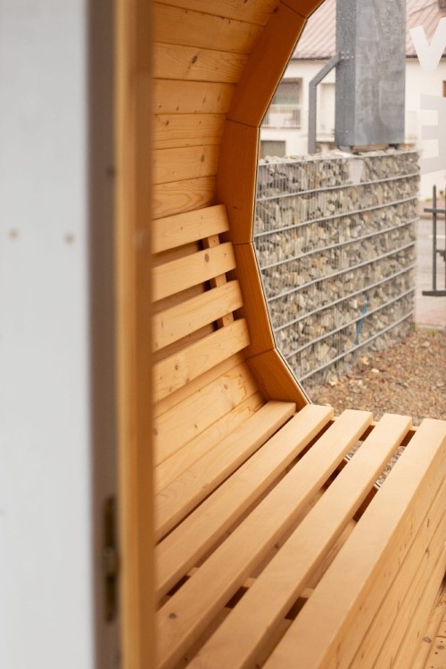 sauna_z_ergonomicznymi_ławami_wewnątrz