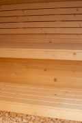 Przytulne wnętrze wykonane z naturalnego świerku – ciepło, zapach drewna i cisza sprzyjają głębokiemu odprężeniu.