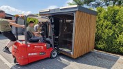 Naturalne drewno świerkowe – odporne na warunki atmosferyczne i idealne do saun zewnętrznych.