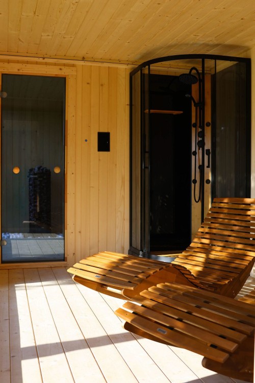 Kompleksowy domek wellness z sauną i jacuzzi – Mokko, producent luksusowych stref relaksu.