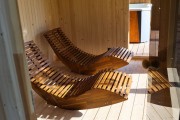 Domek SPA z pełnym wyposażeniem: sauna, jacuzzi, prysznic i pomieszczenie gospodarcze.