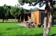 Drewniany domek ogrodowy z jacuzzi, sauną i prysznicem – luksus w naturalnym stylu.