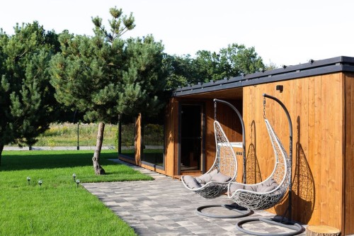 Domek SPA Mokko z sauną, jacuzzi, prysznicem i pomieszczeniem gospodarczym – kompleksowy relaks w Twoim ogrodzie.
